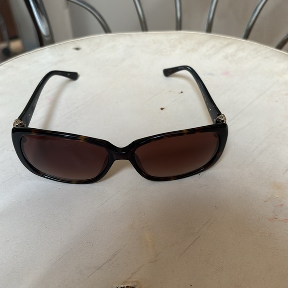 New pair of Bebe sunglasses - Picture 3 of 5
